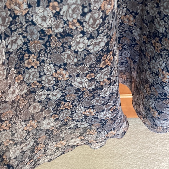 Beautiful floral David’s Bridal dress. Size 22 - Picture 4 of 9